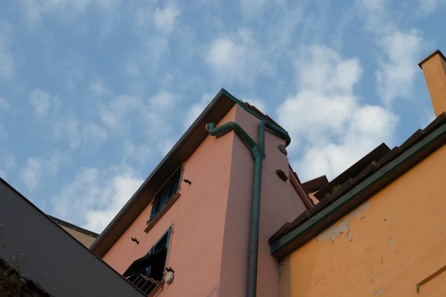 Concrete faÃ§ade with gutter and roof edge detail