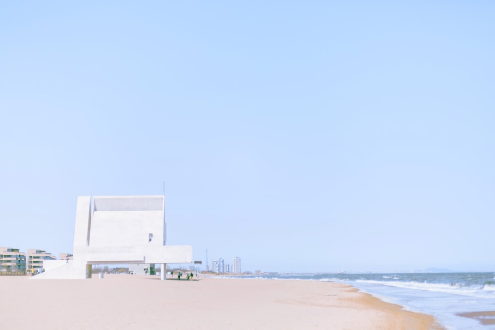 Edificio blanco junto al mar