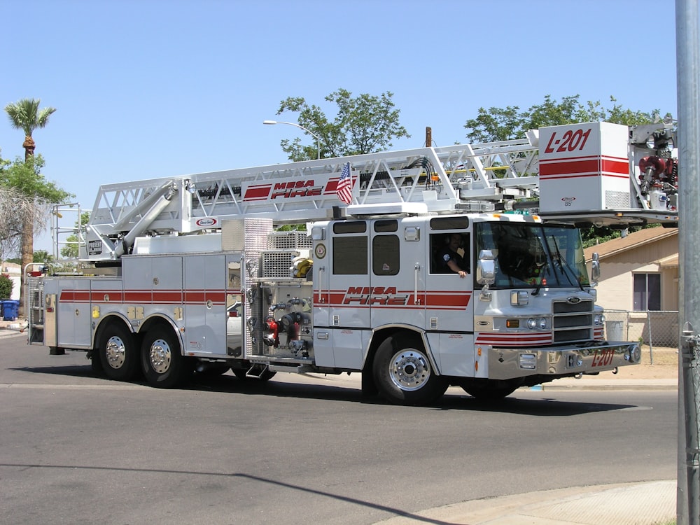 weißer und roter L-201 LKW