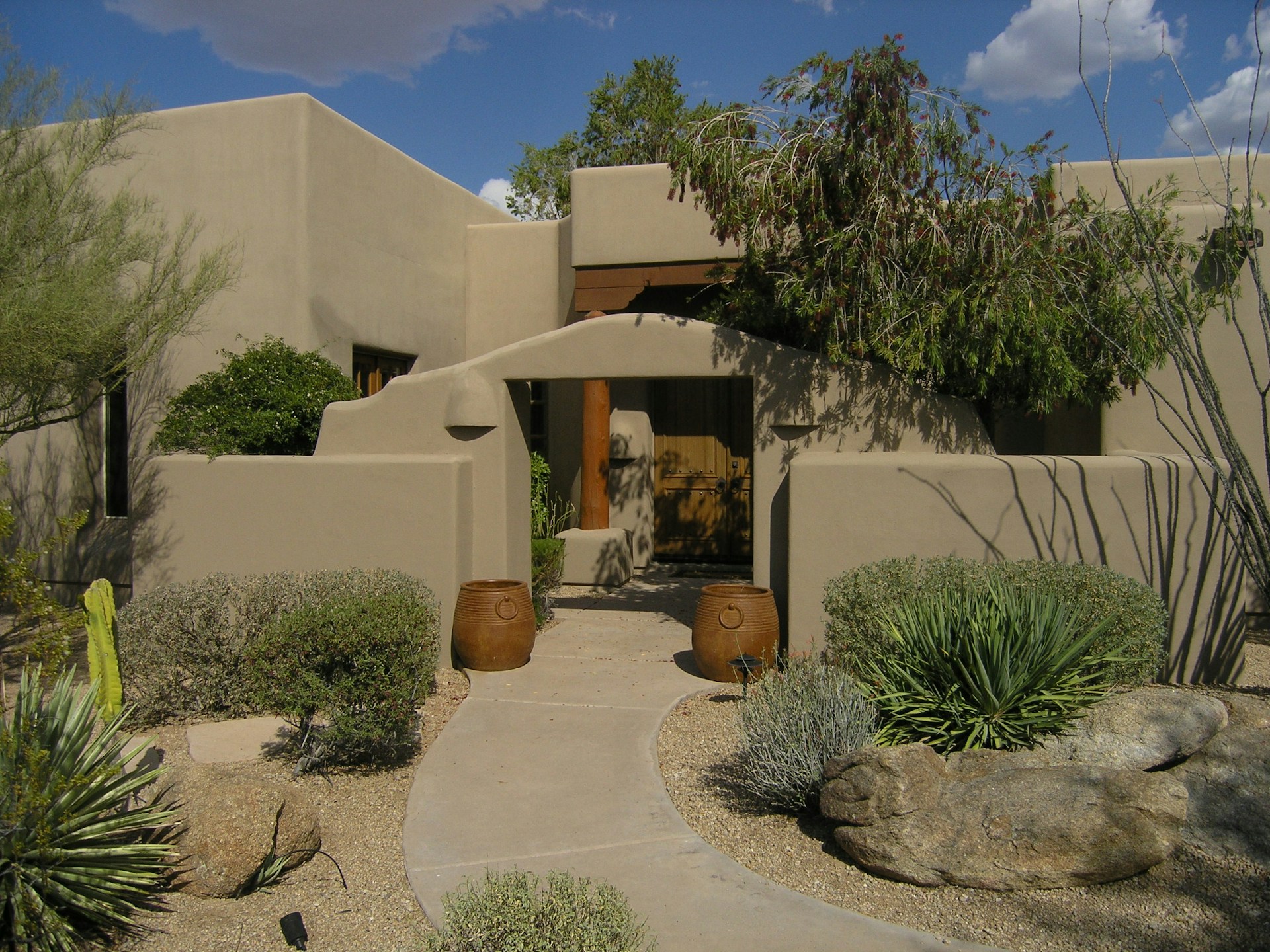 gray computer monitor