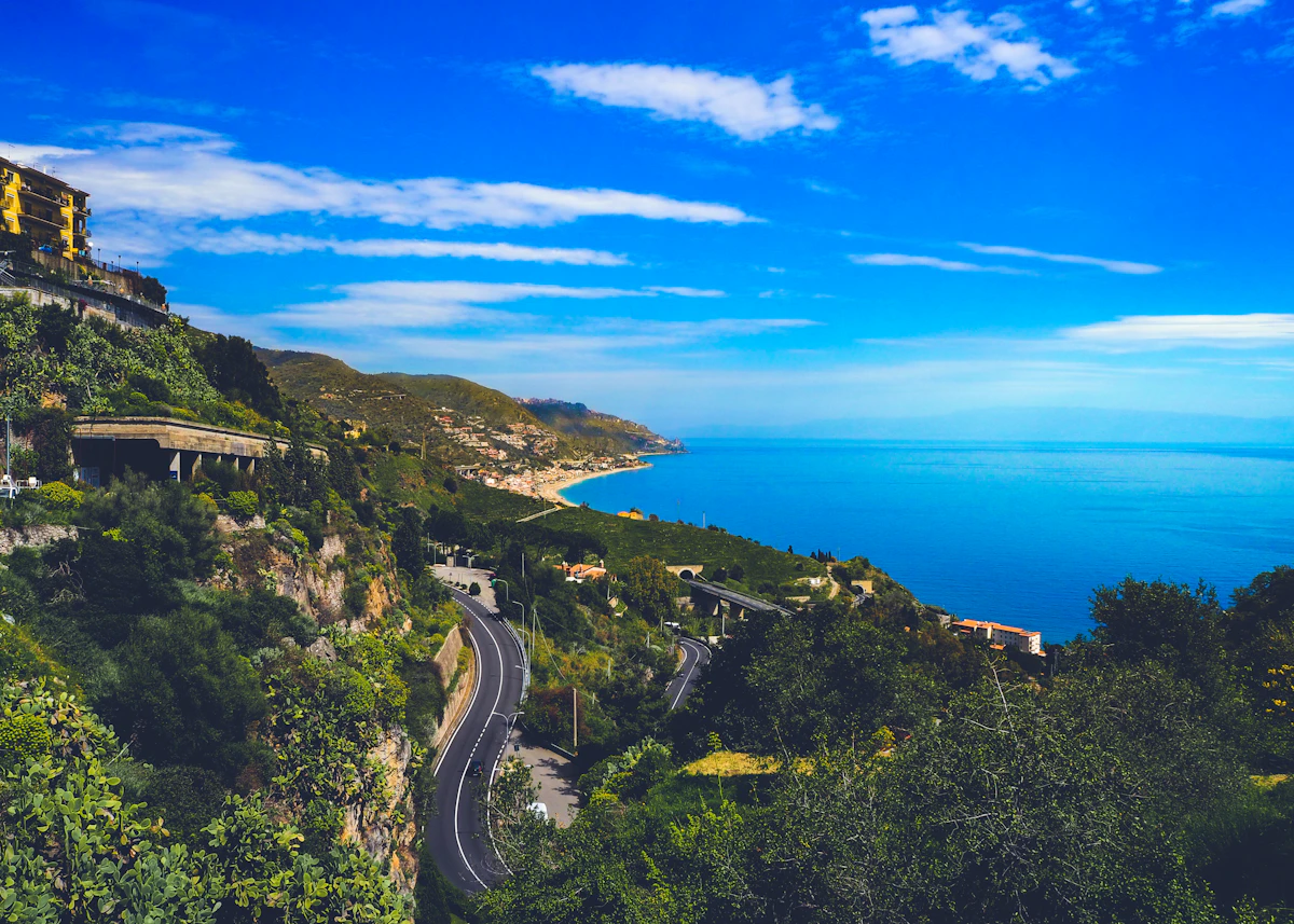 Strada costiera panoramica sul mare