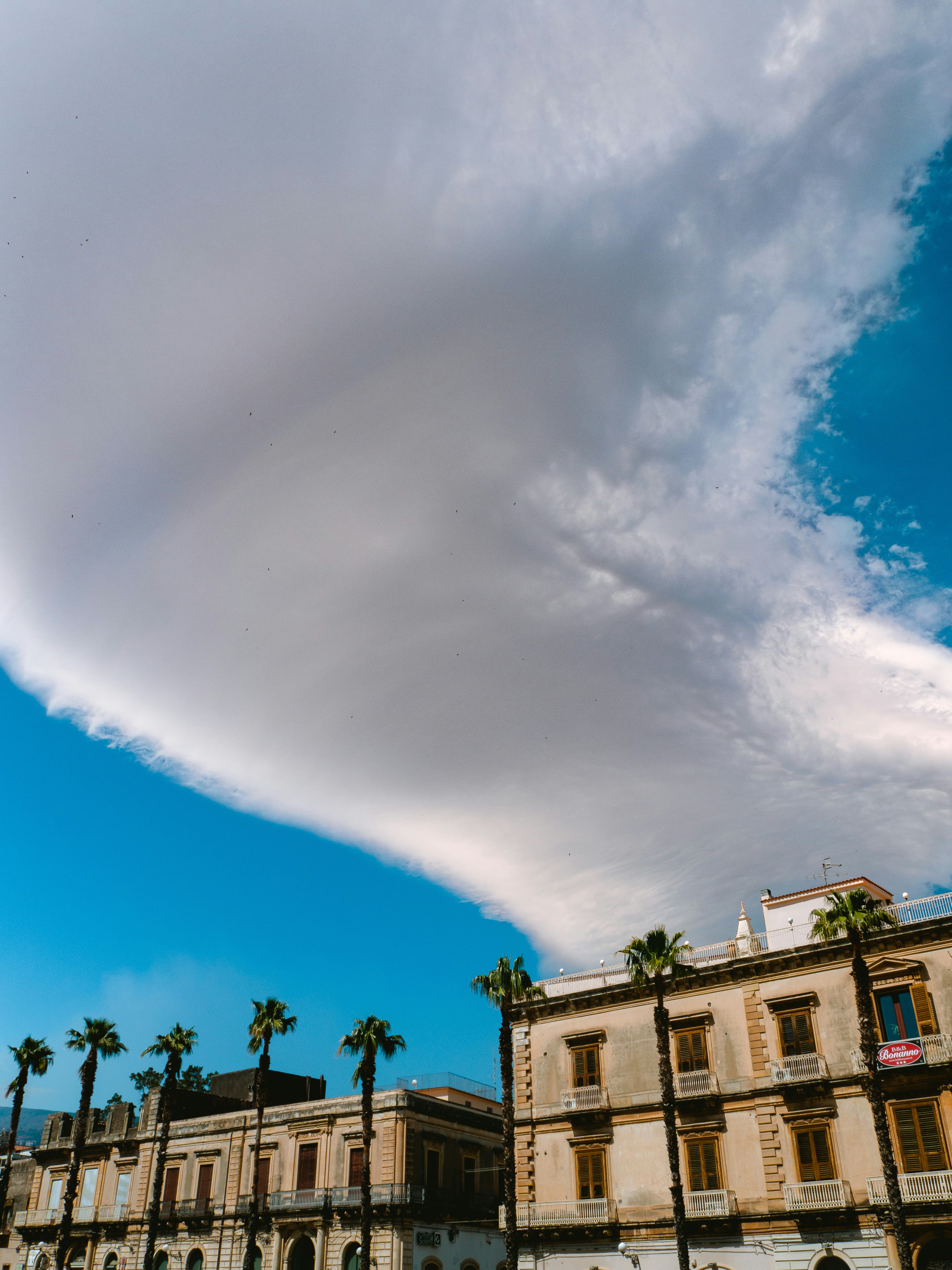 nuvens brancas sobre as casas