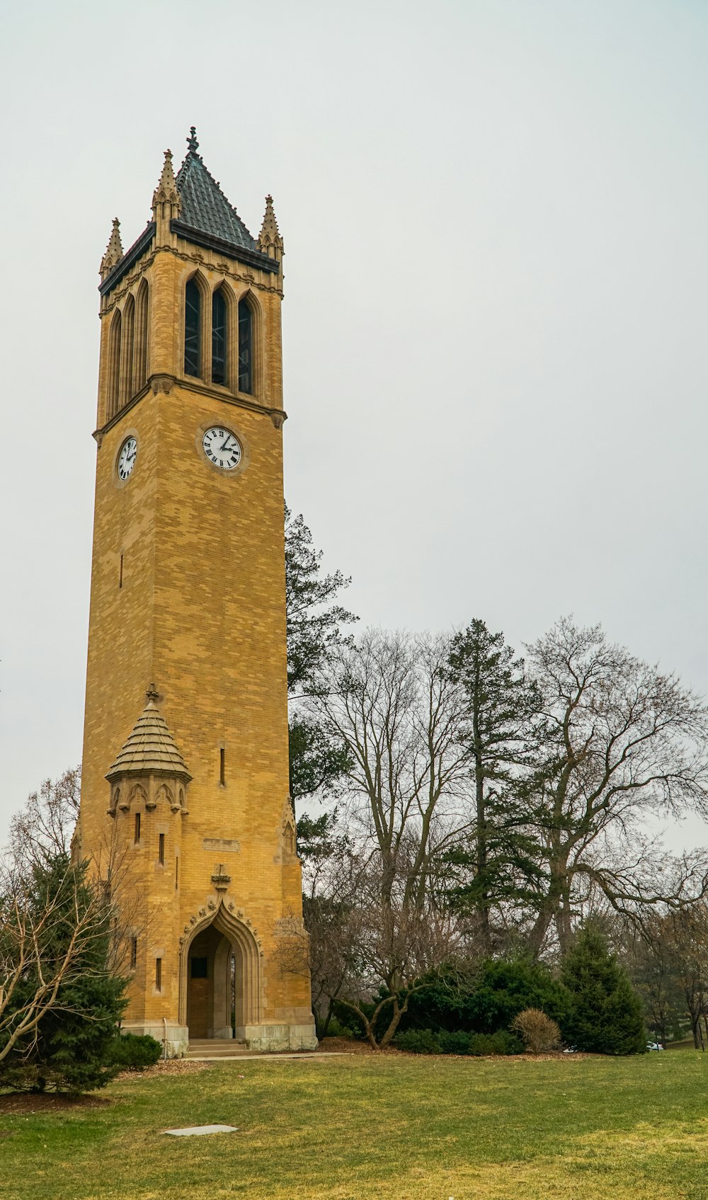 茶色のコンクリート塔の時計