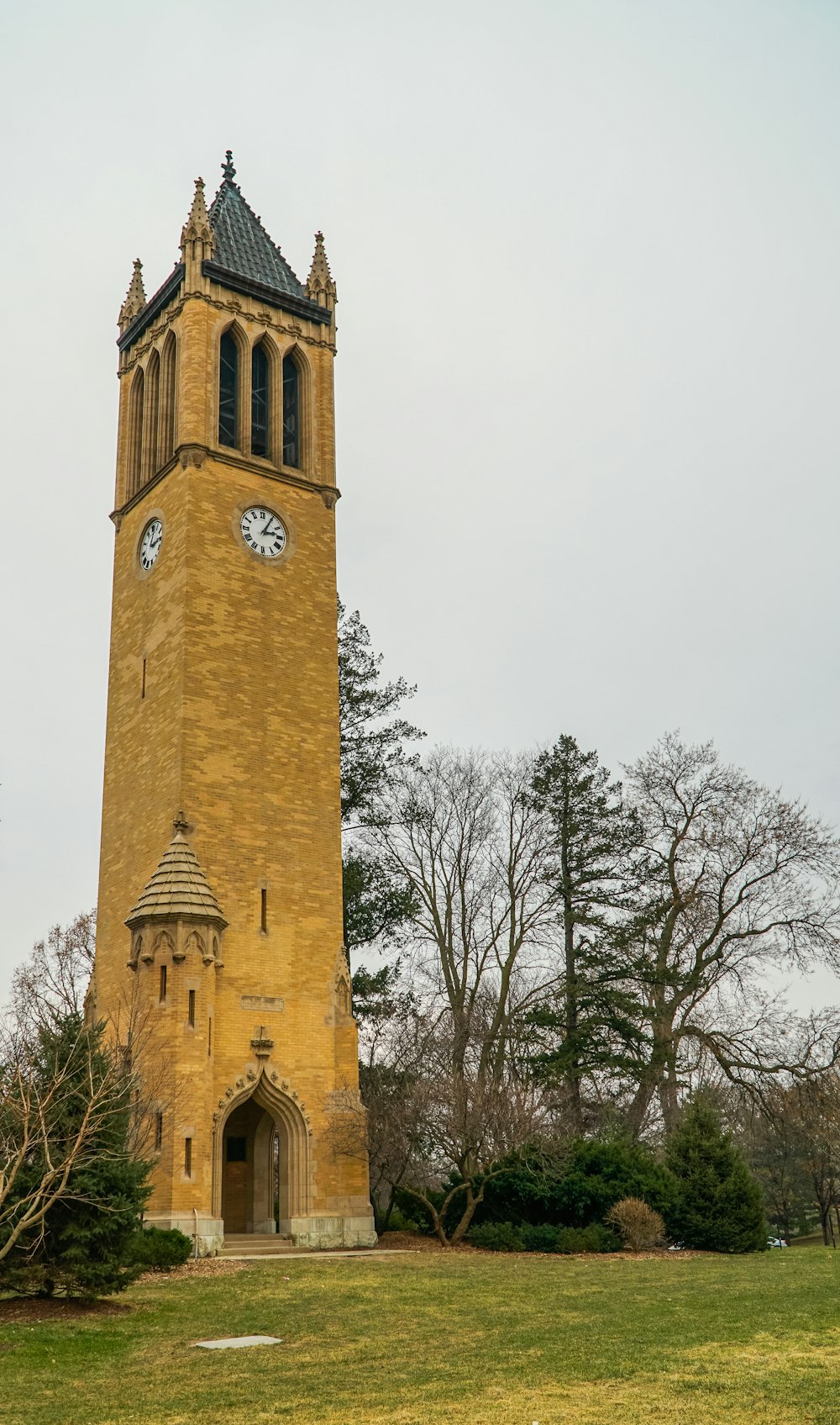 Horloge tour en béton brun