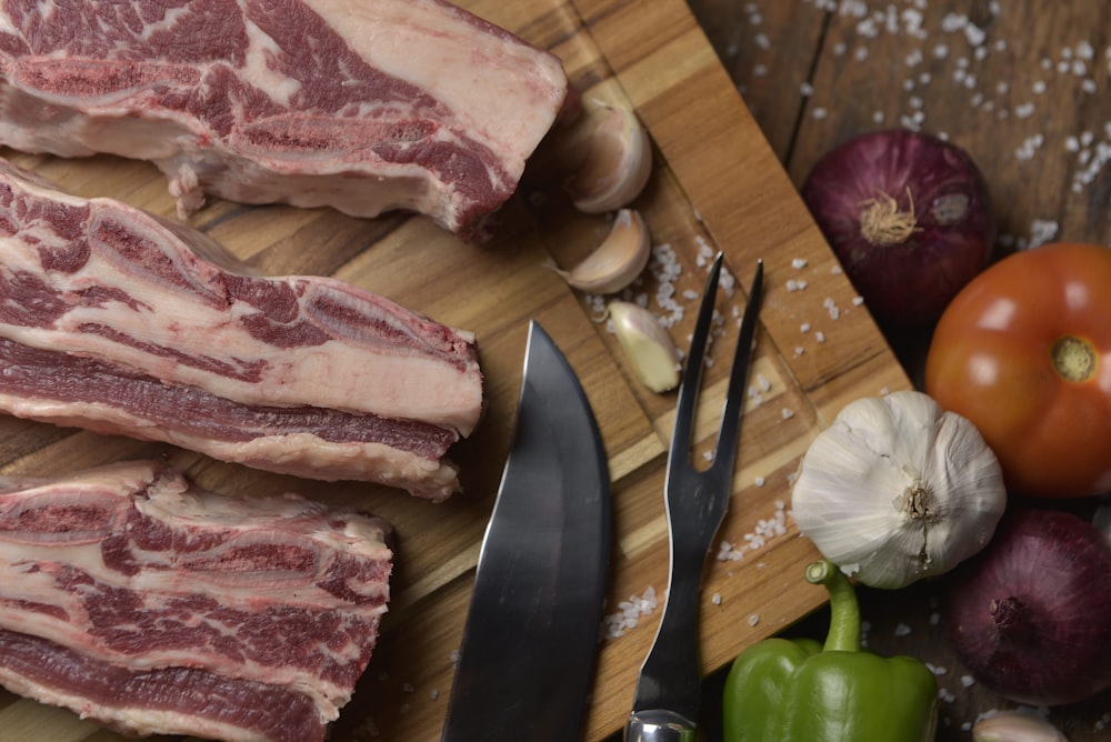 carne crua fatiada em tábua de cortar