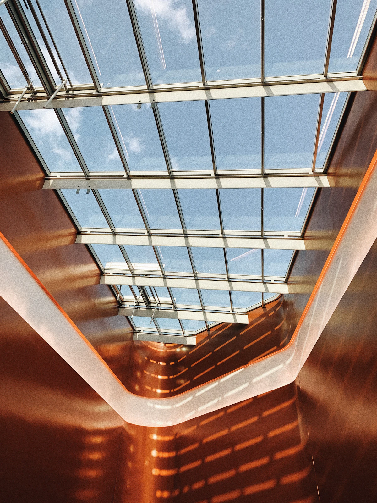 Glazen lichtstraat in een plafond met daglicht