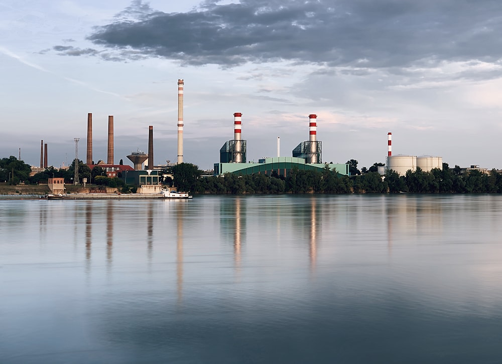 Industriegebäude auf der anderen Seite des Flusses