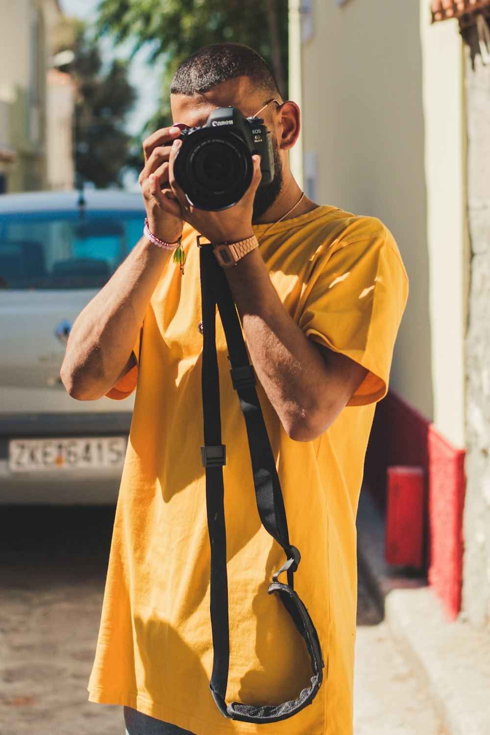 persona sosteniendo una cámara DSLR negra