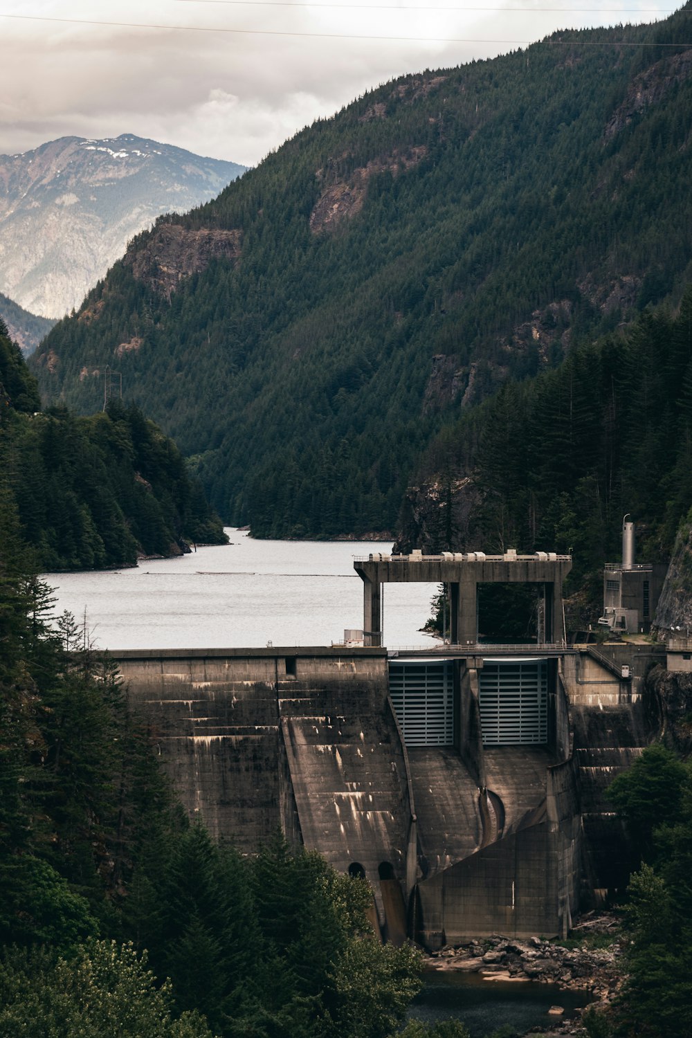 specchio d'acqua circondato da montagne