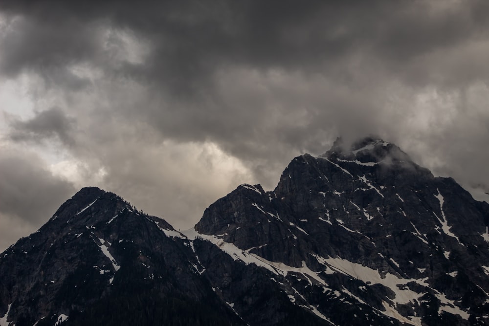 Vista della montagna innevata sotto le nuvole scure