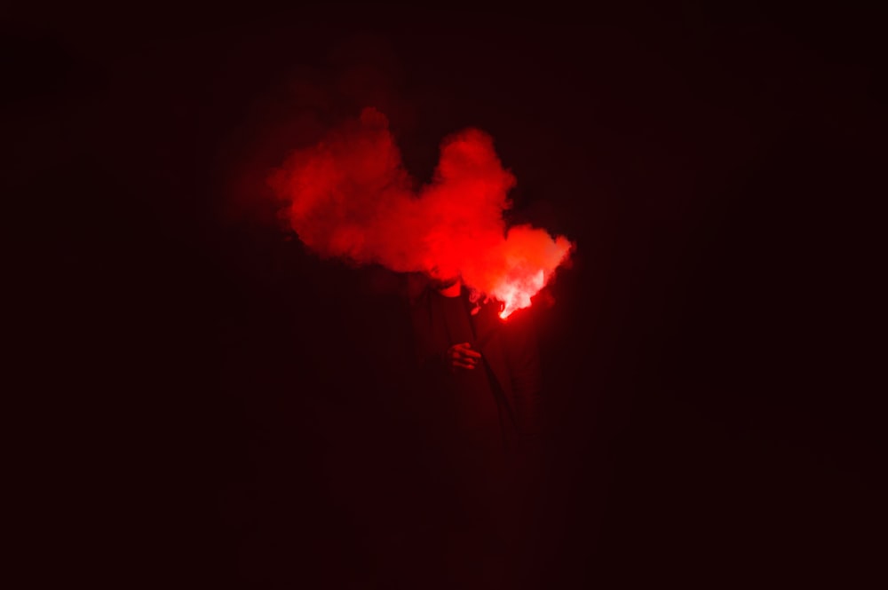 rote Flamme in dunkler Nacht