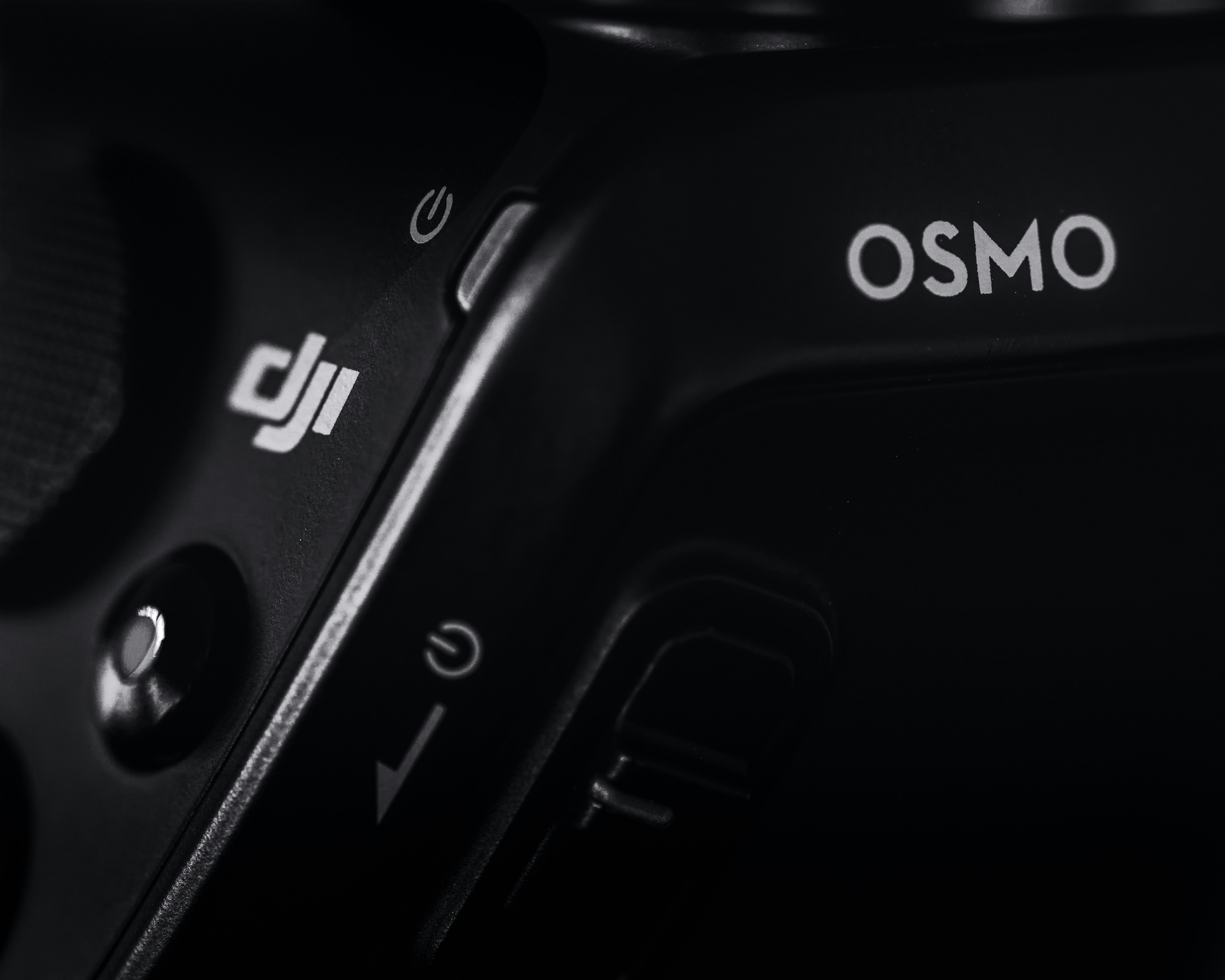 DJi Osmo negro mostrando el botón de encendido