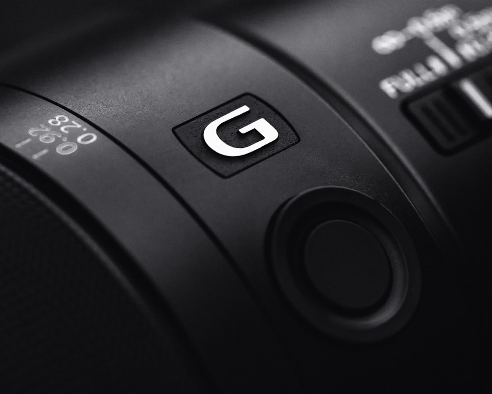 um close up de uma câmera com um fundo preto