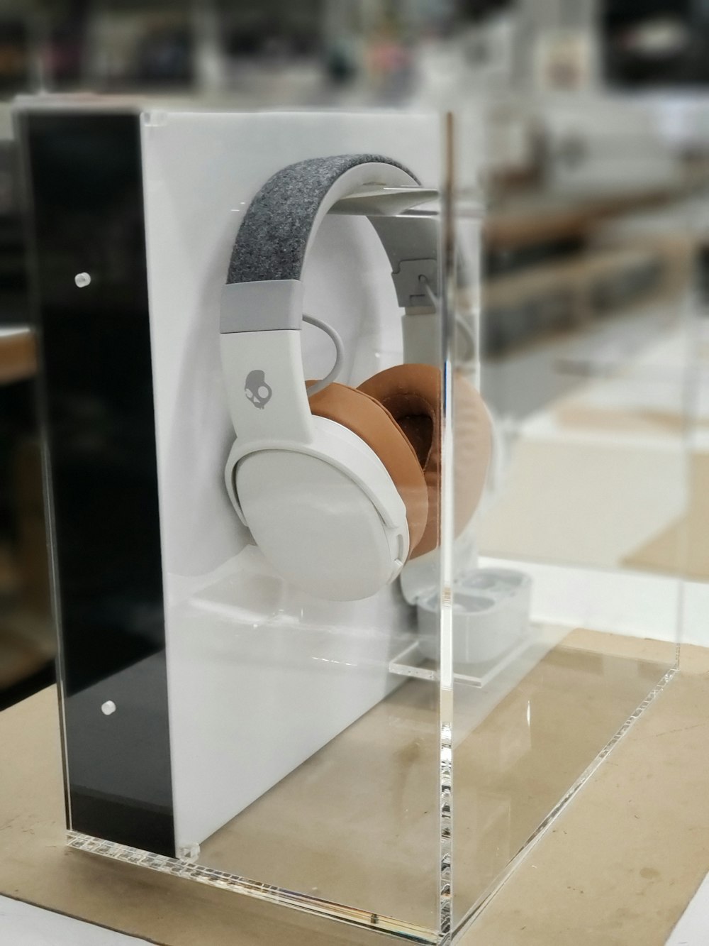 white SkullCandy cordless headphones