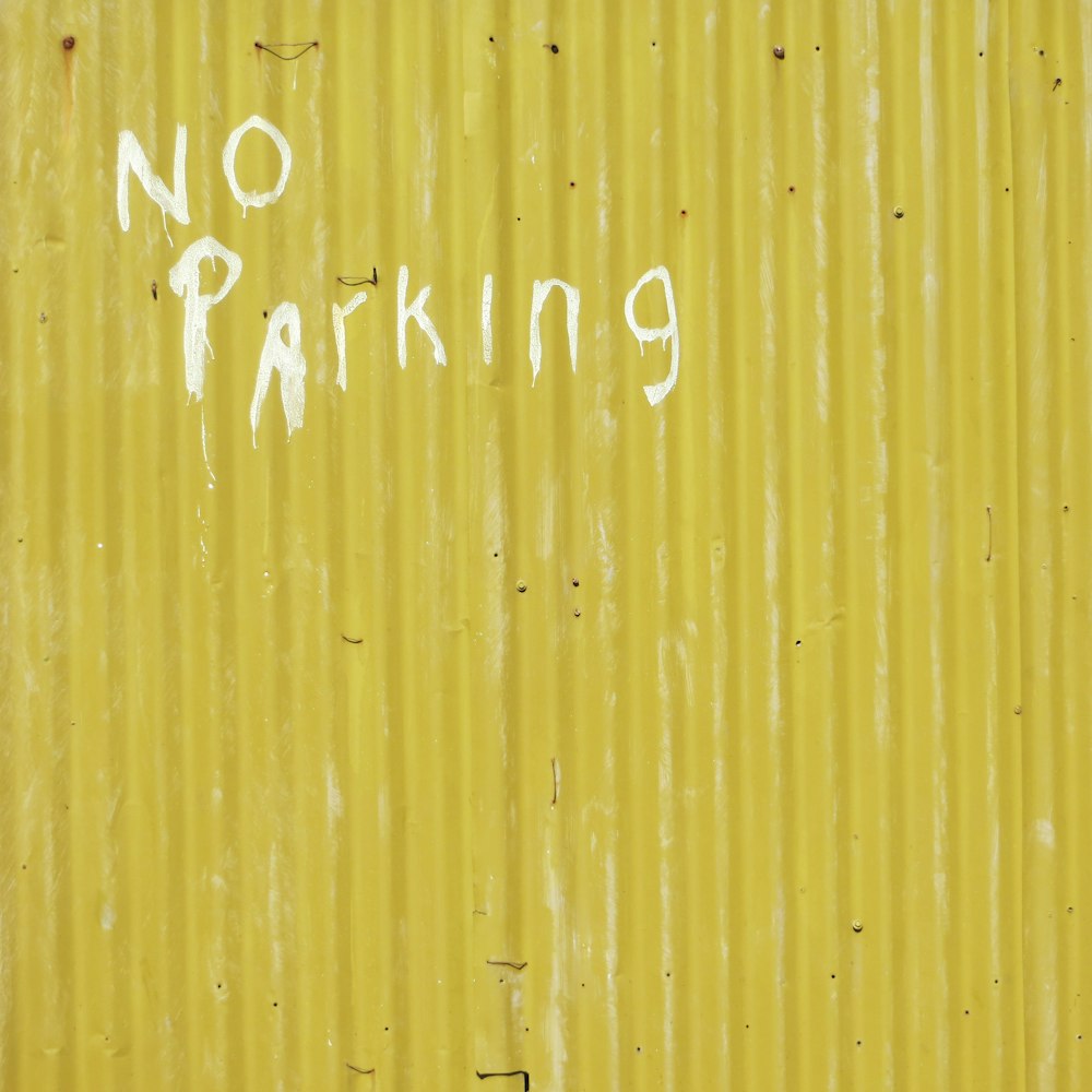 Pared amarilla con impresión de no aparcamiento