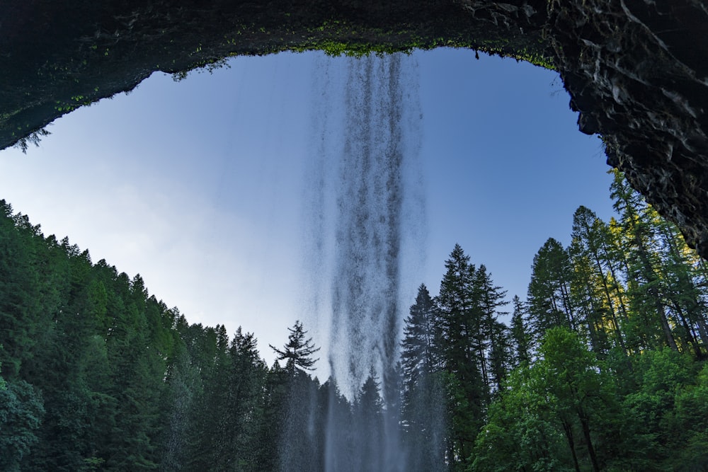 fotografia de baixo ângulo de cachoeira