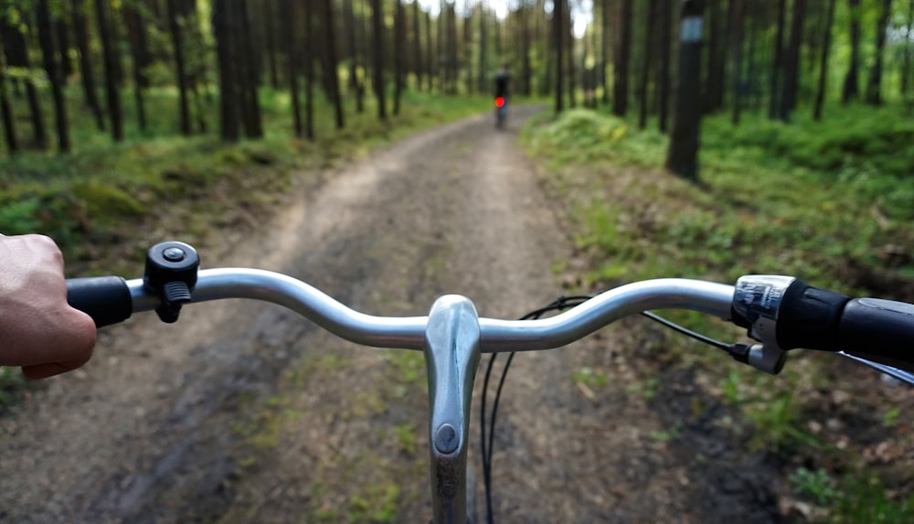 自転車に乗った男