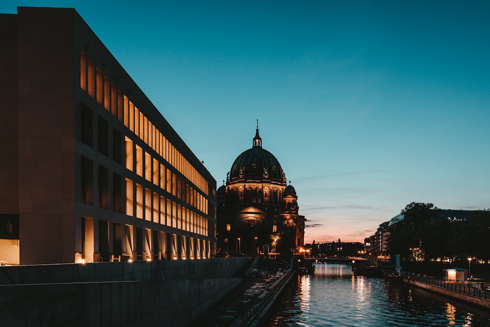 Fotografía del río al lado del edificio durante la puesta del sol