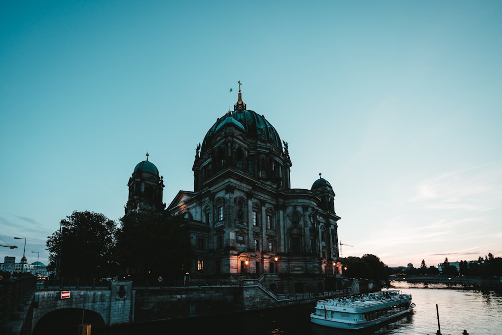 Bateau de transport en commun sur plan d’eau près de la cathédrale