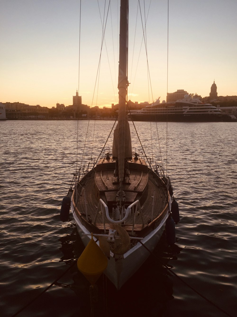 braunes Boot tagsüber auf dem Gewässer