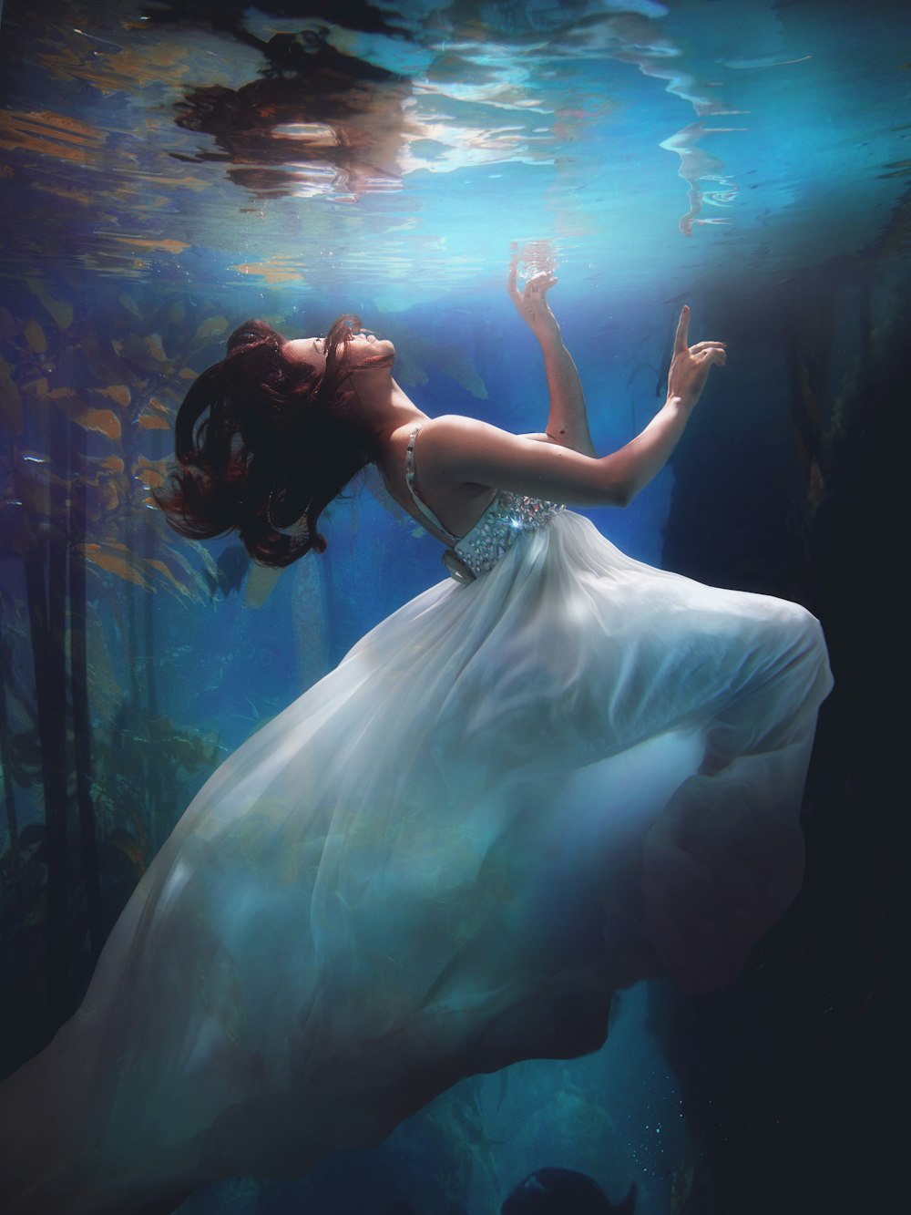 fotografia subaquática da mulher usando o vestido branco