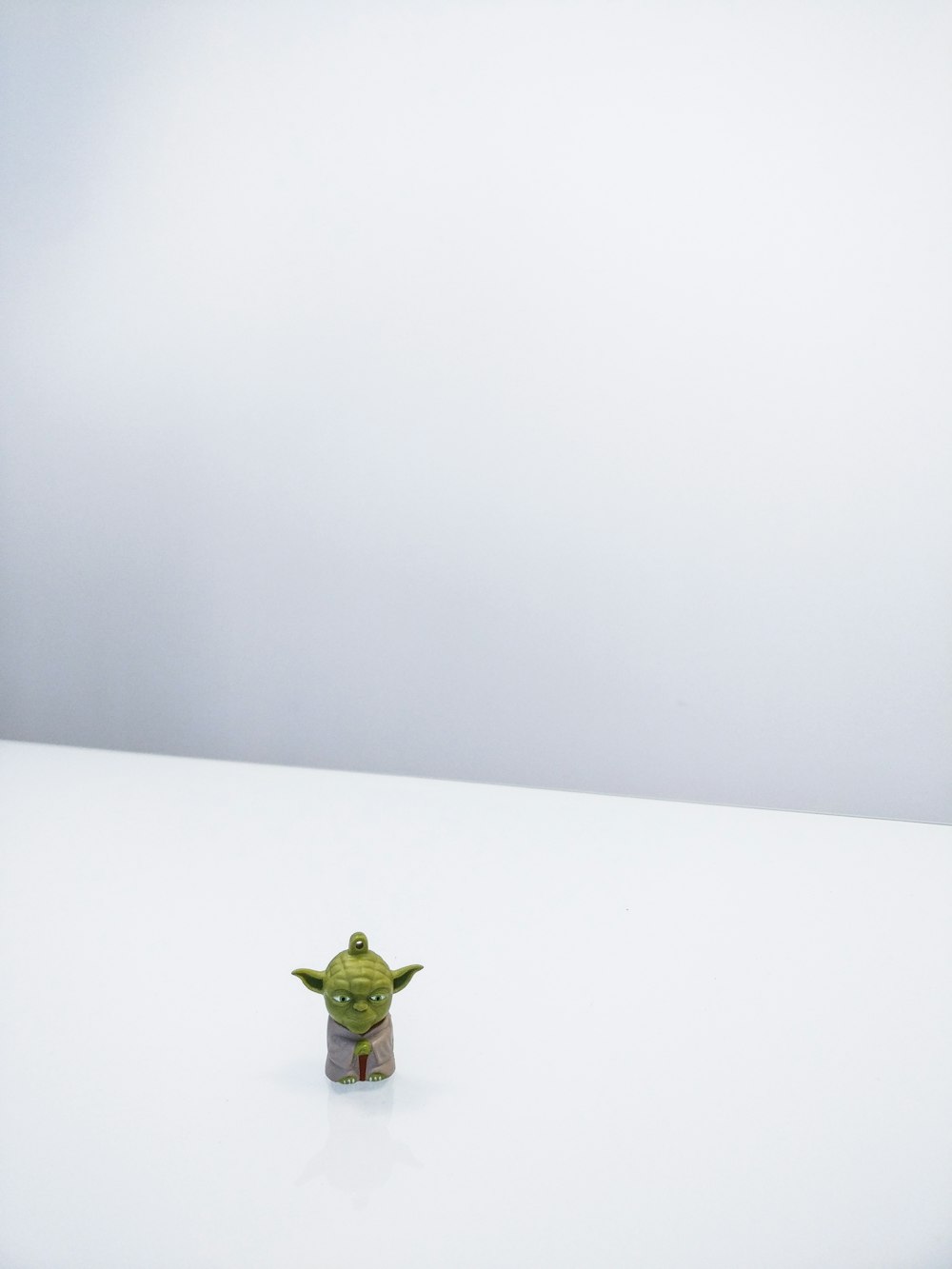 Star Wars Meister Yoda Minifigur auf weißer Oberfläche