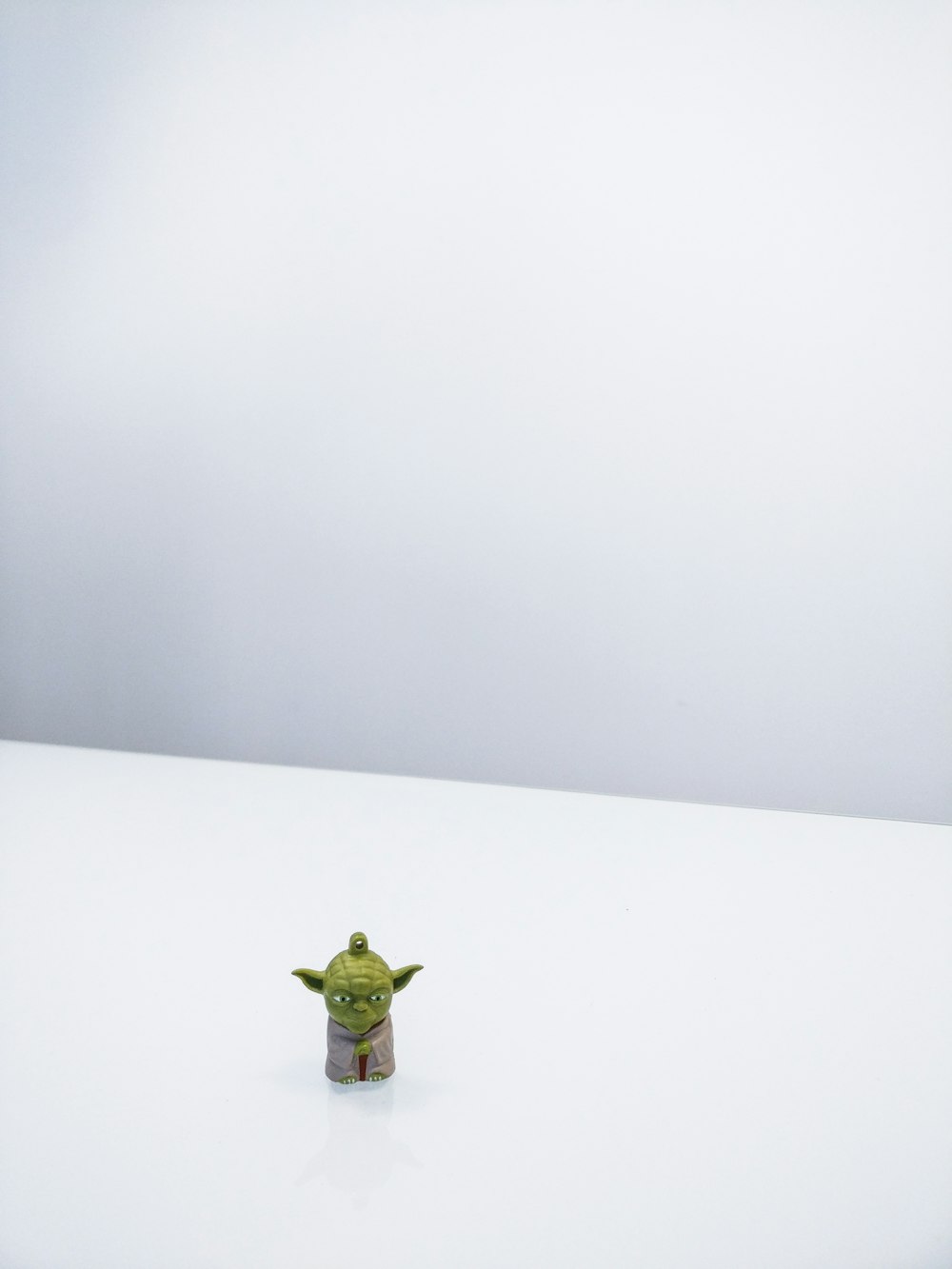 Minifigura do Mestre Yoda de Star Wars na superfície branca