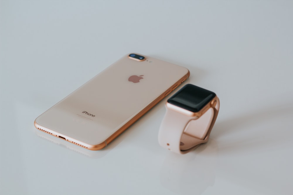 iPhone 8 Plus et Apple Watch dorés