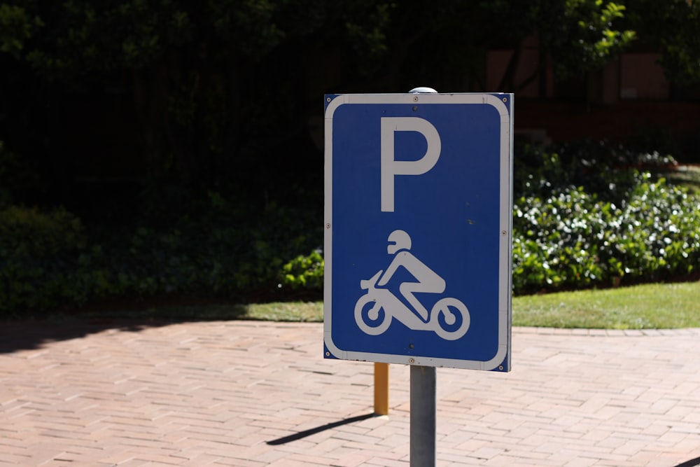 Señal de tráfico de estacionamiento de motocicletas durante el día