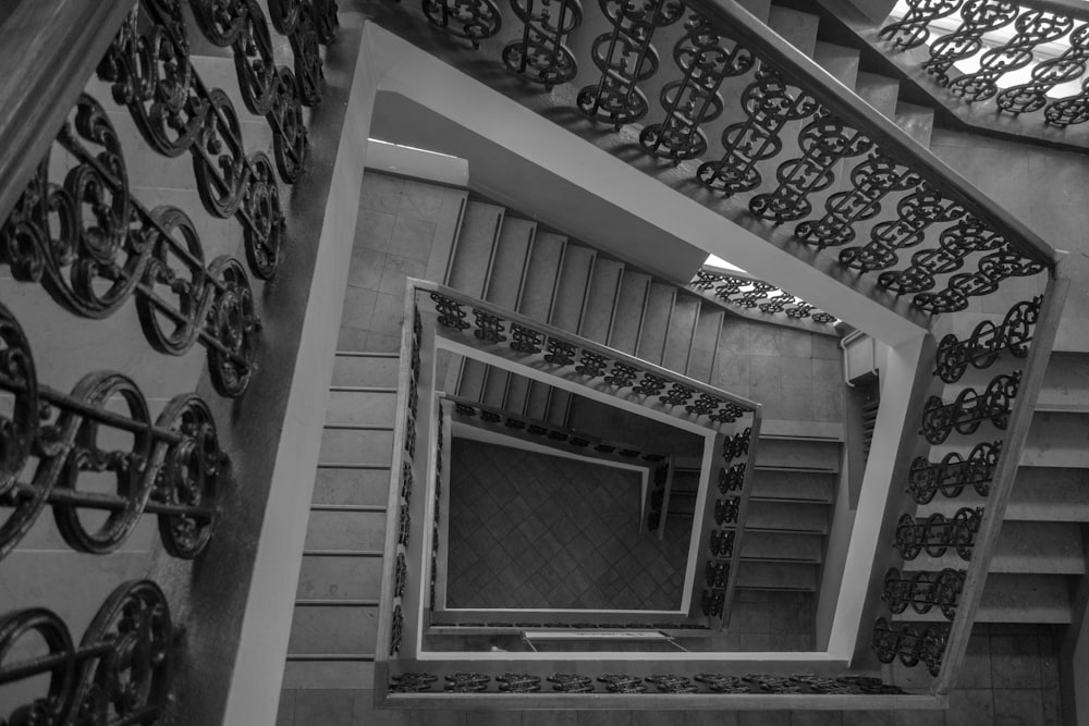 Escaliers en béton gris