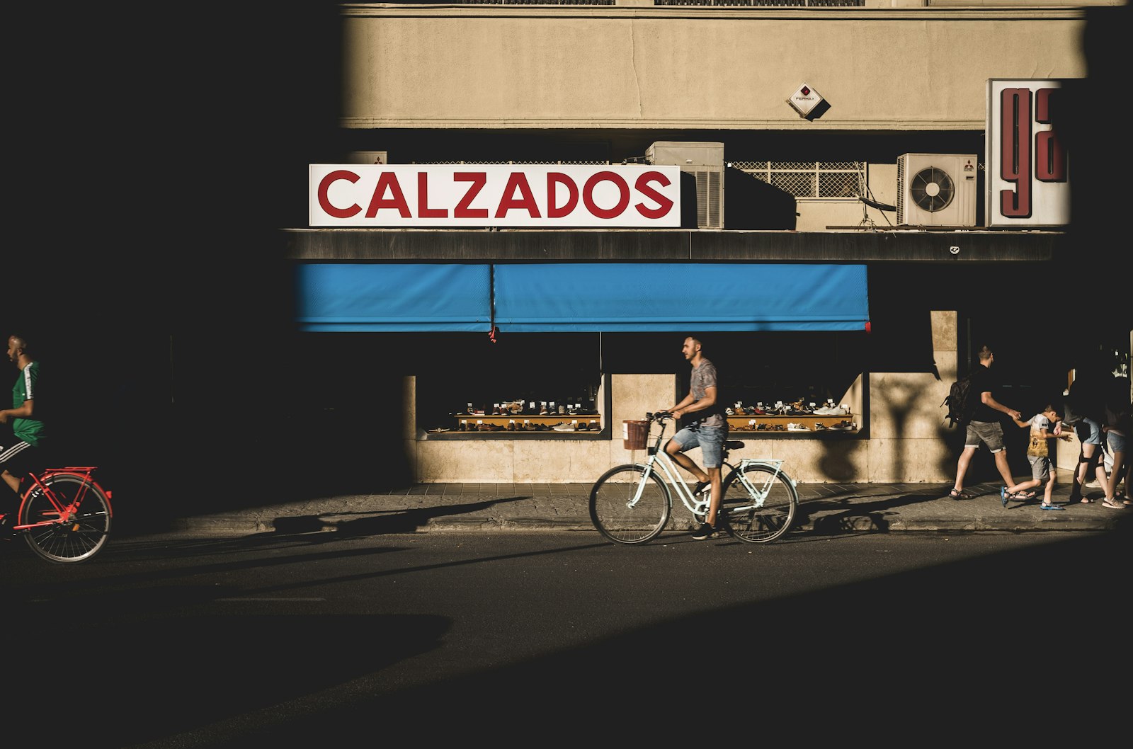 Summicron-M 1:2/35 ASPH. sample photo. Man riding bike near photography