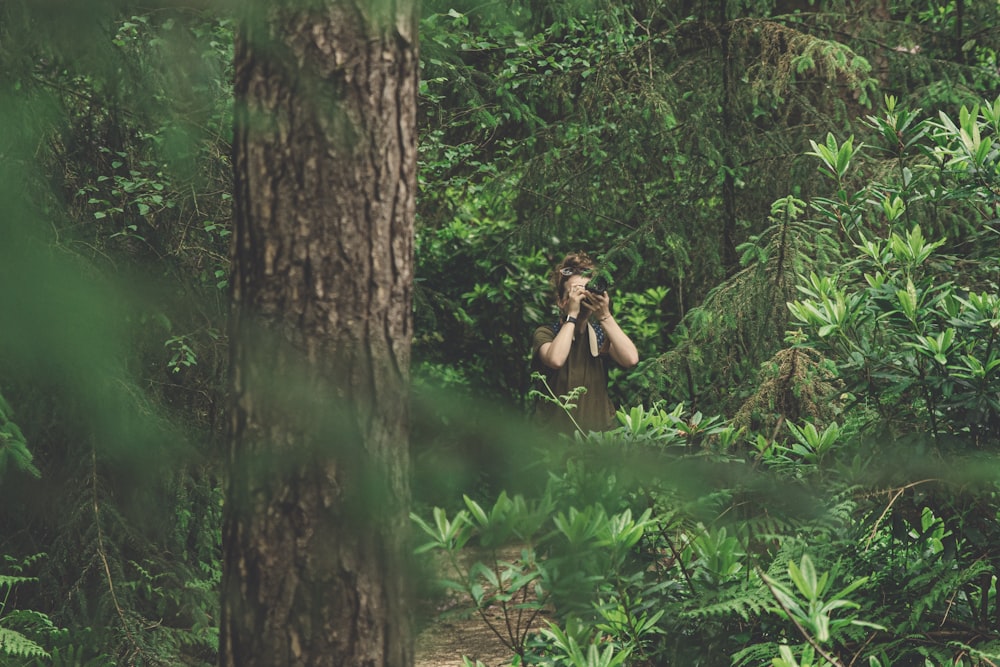 Frau im grünen Kleid fotografiert im Wald