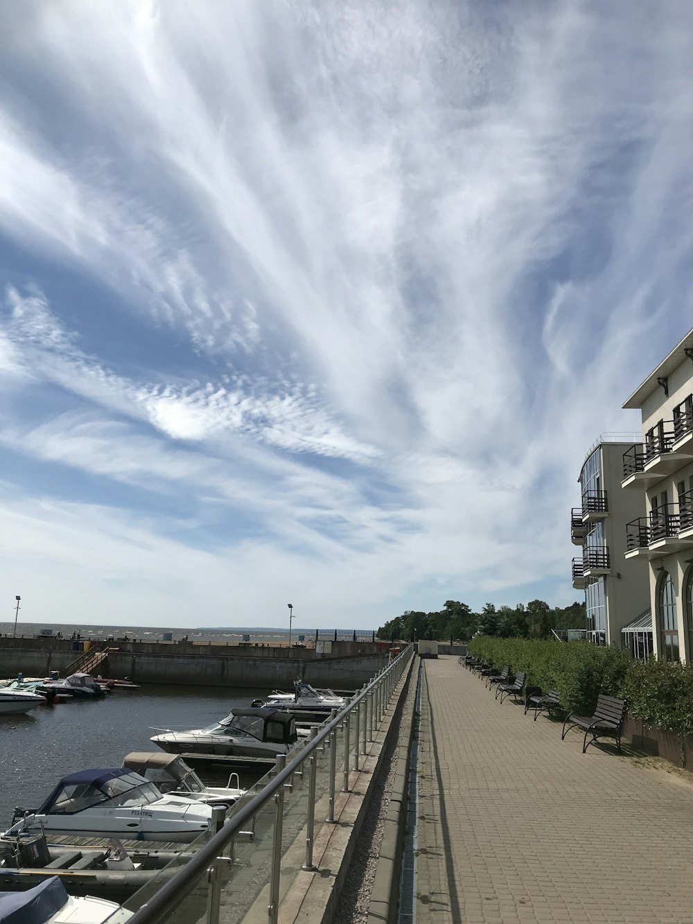 Boote, die im Gewässer geparkt sind