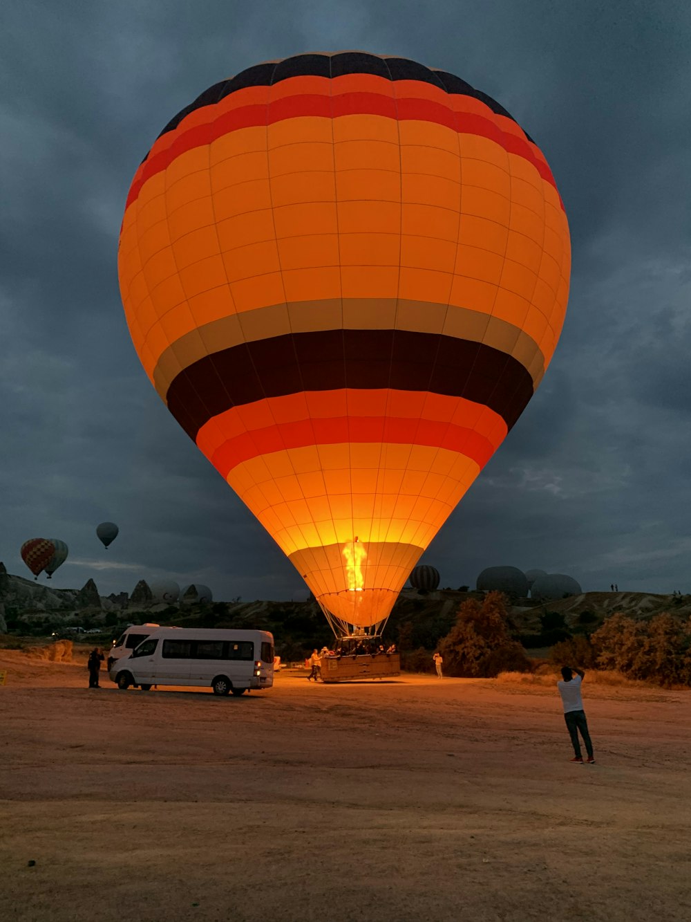 Orangefarbener Heißluftballon