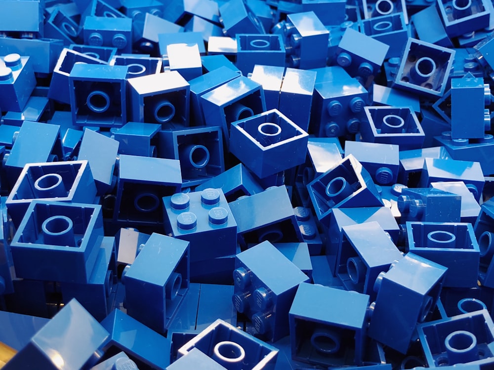 Fotografía de primer plano del lote de juguetes del cubo azul