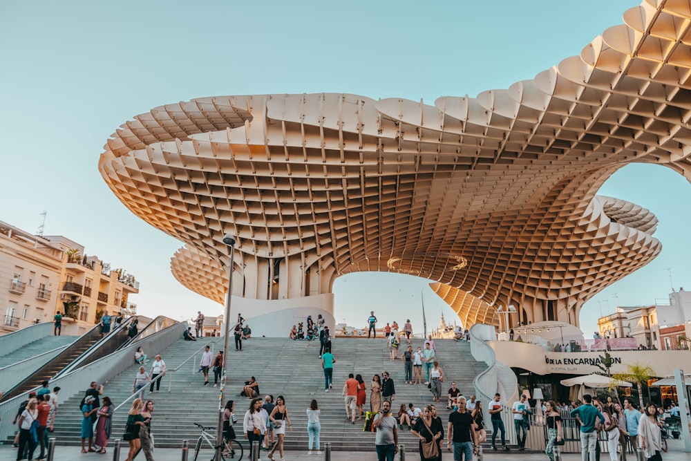 Gente alrededor del edificio Brown