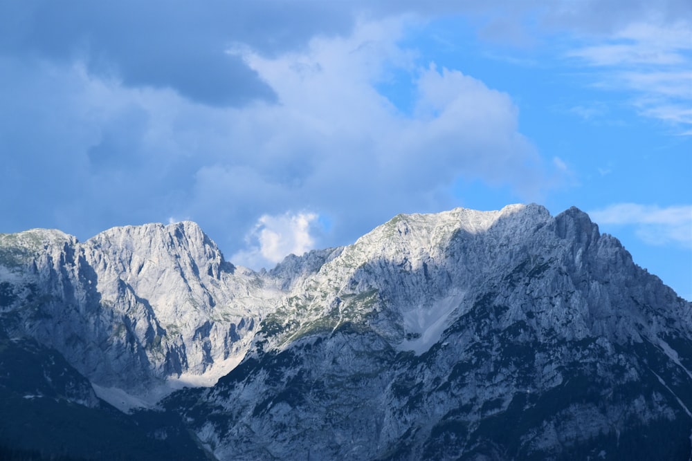 pico da montanha coberto de neve branca