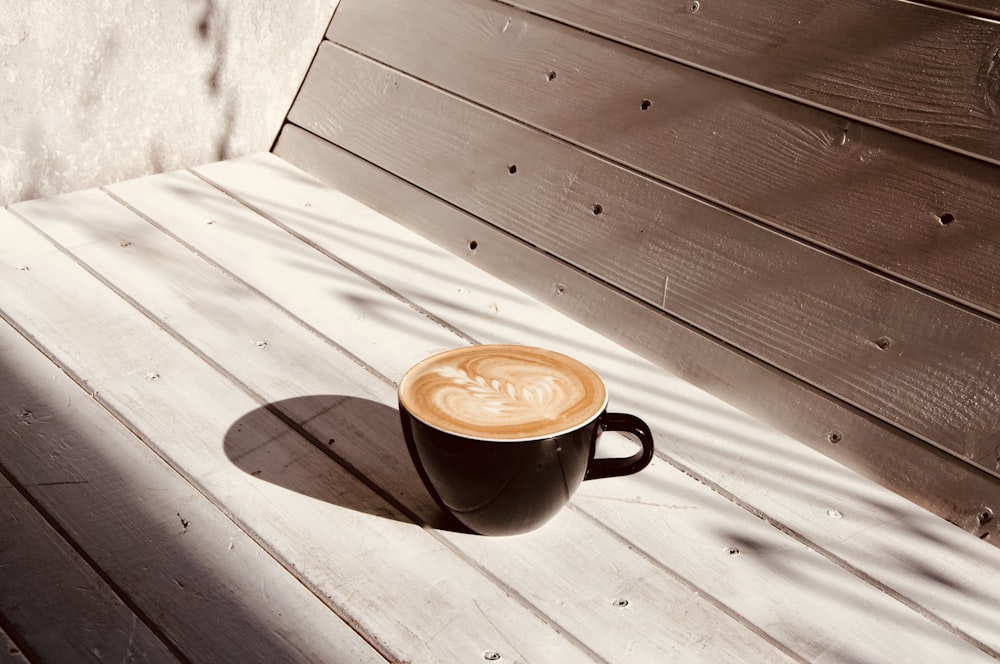 Tasse en céramique marron sur banc