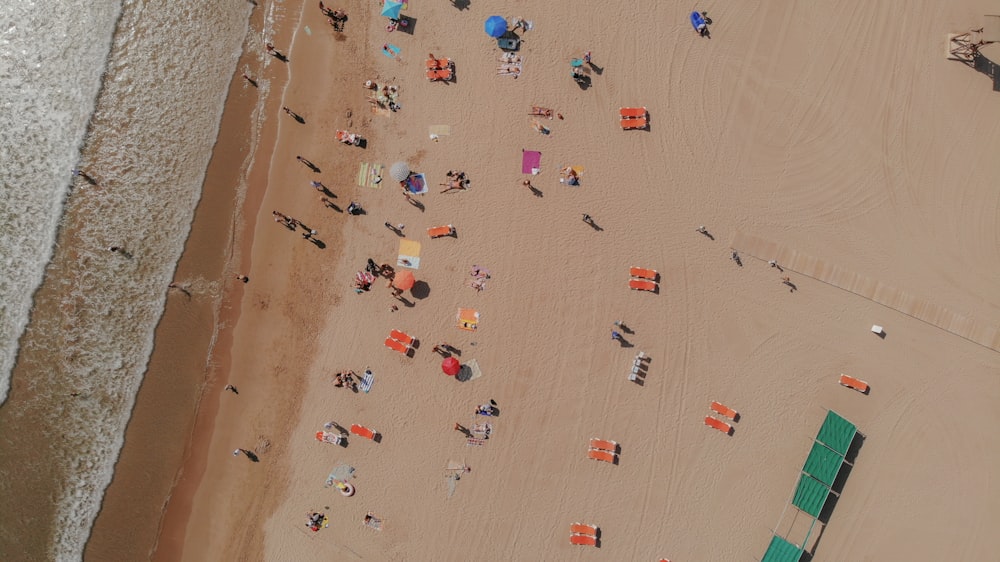 uma vista aérea de uma praia com pessoas nela