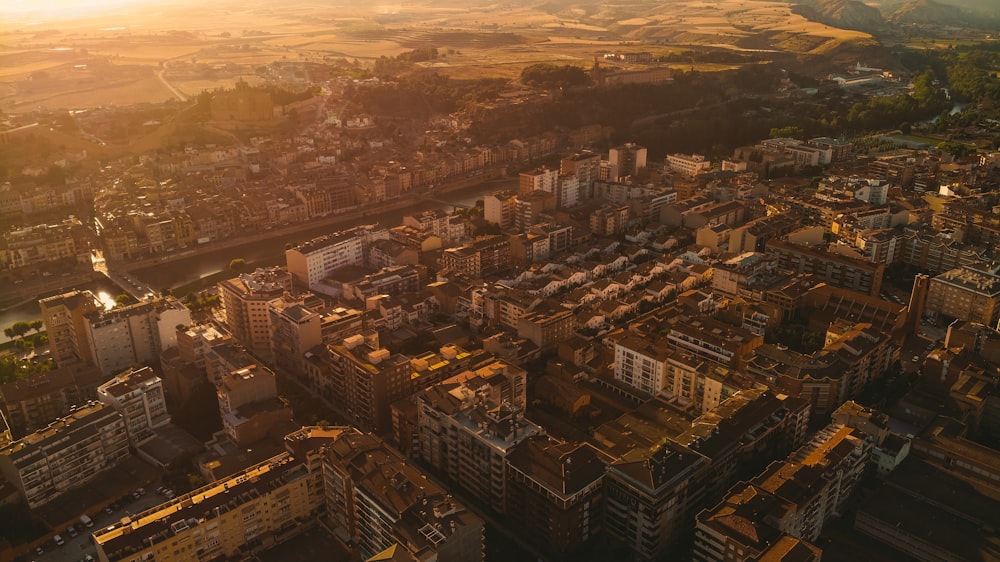 골든 아워 (Golden Hour) 동안 도시의 항공 사진