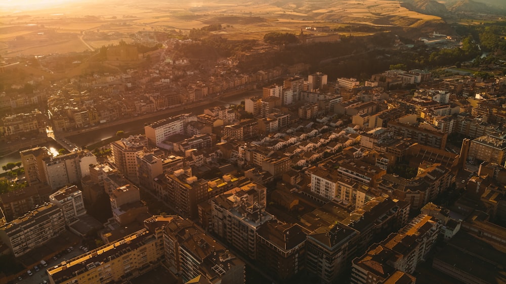 Luftaufnahmen der Stadt während der goldenen Stunde