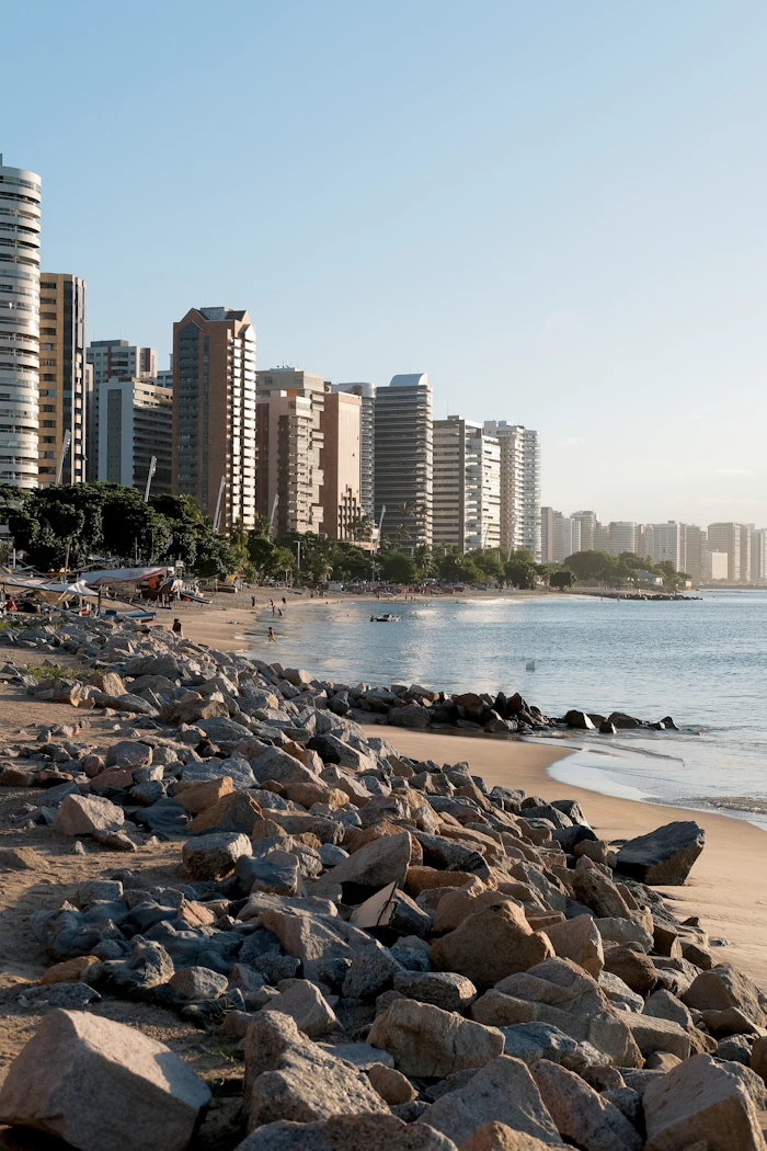 Trecho de praia com pedras (foto ilustrativa)