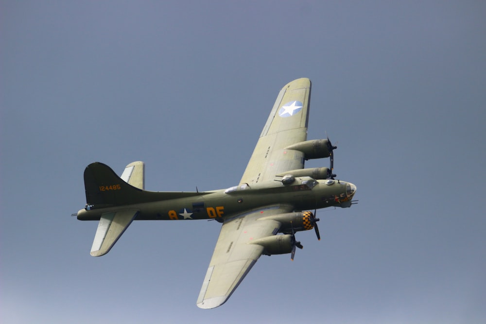 Avião verde do exército em voo