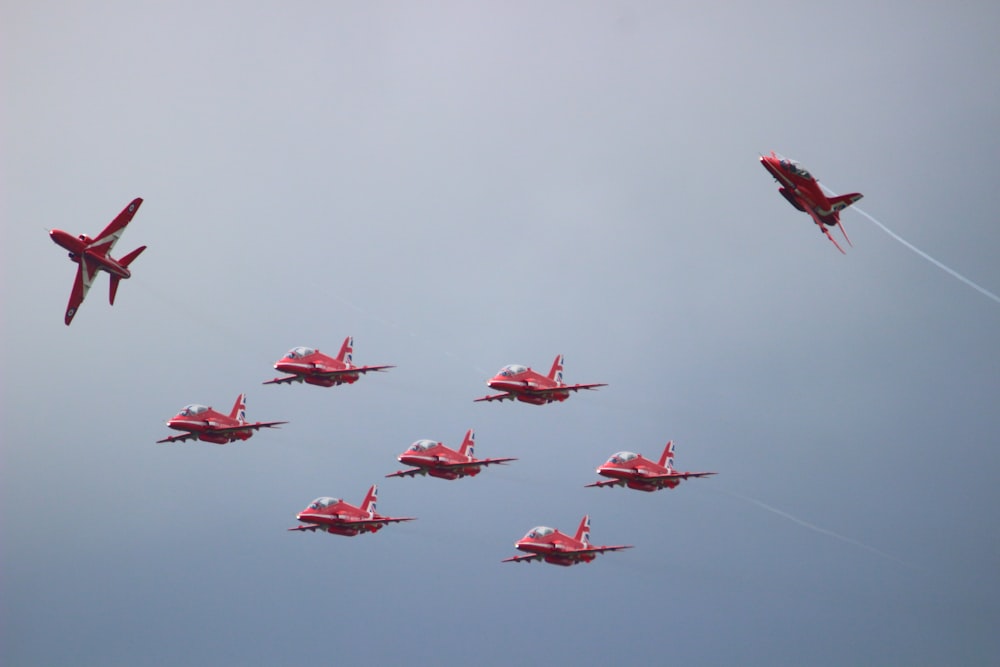 飛行中の9機の赤い飛行機