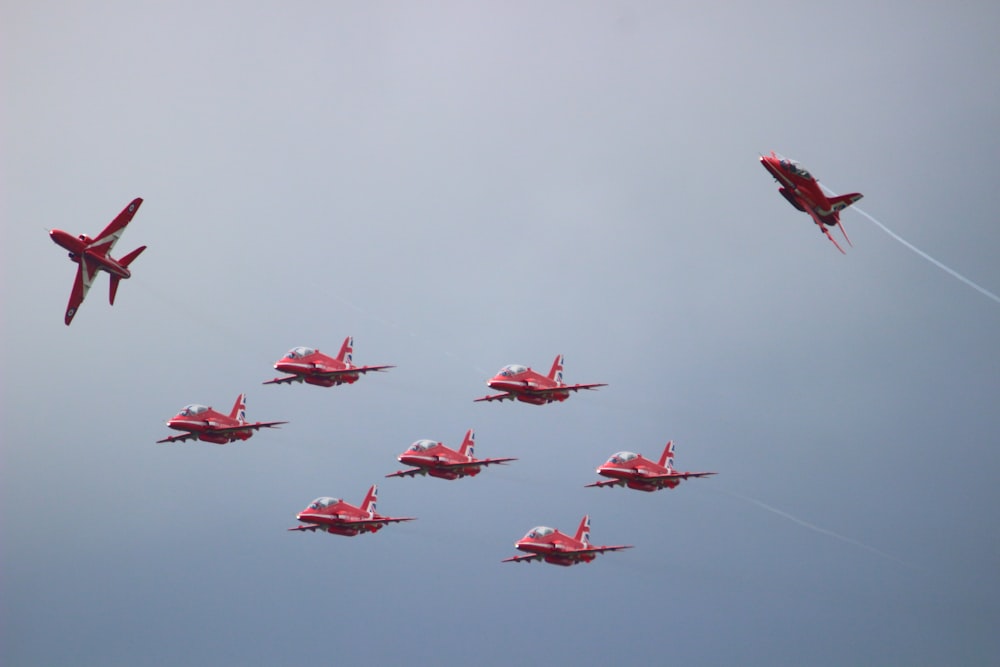 Nueve aviones rojos en vuelo