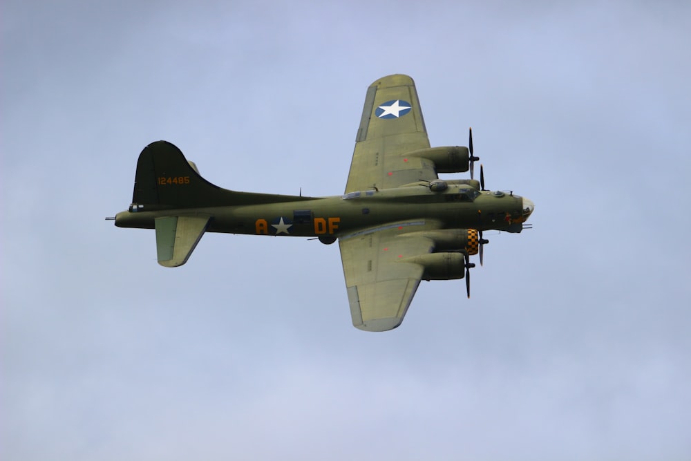 Grünes klassisches Militärbomberflugzeug