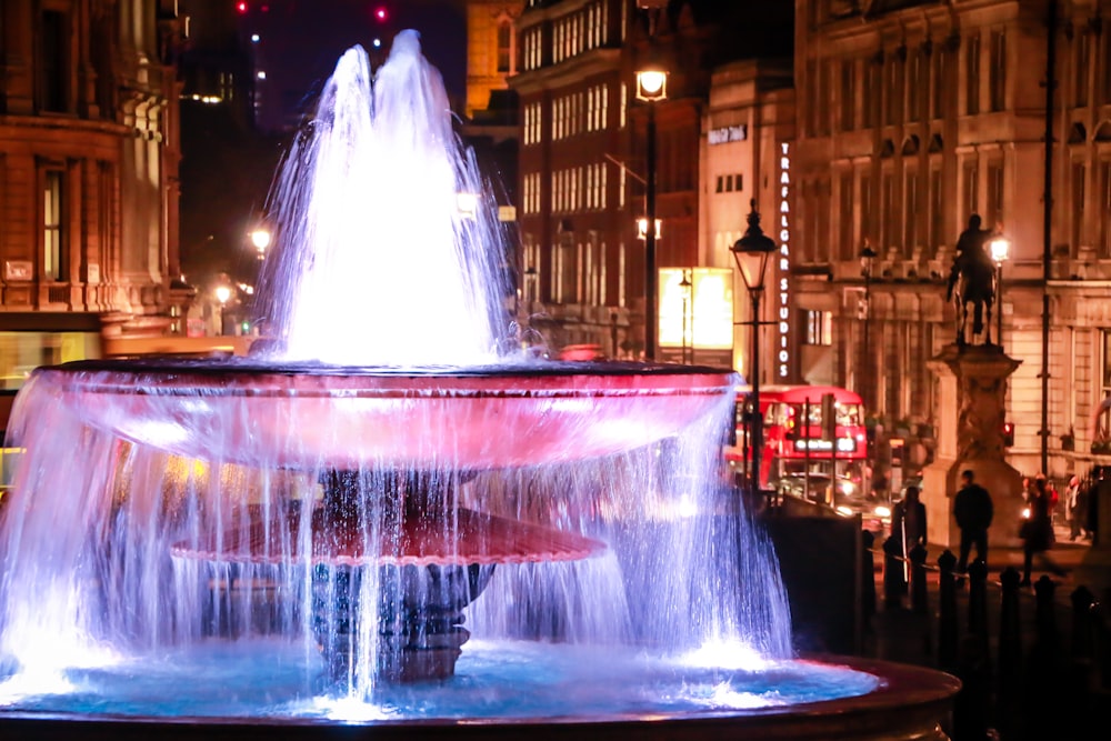 fontana d'acqua con LED in città durante la notte