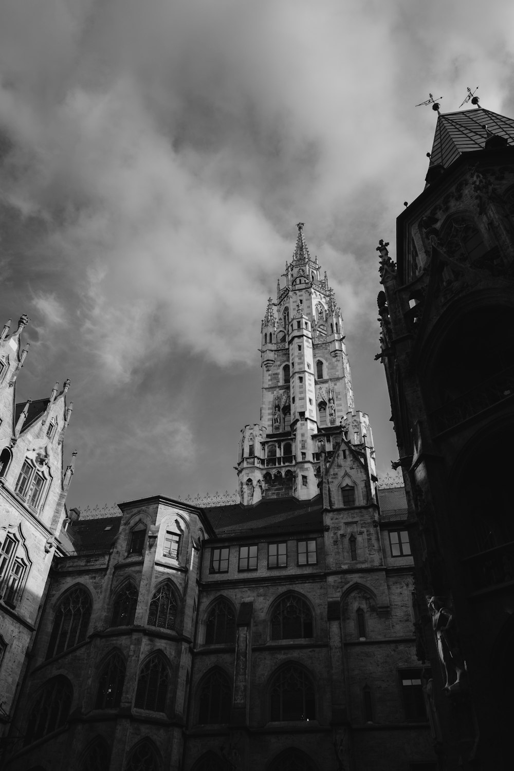 Graustufenfoto einer Vintage-Kirche