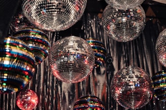 Disco gömb és flitterek, meleg fényekkel megvilágítva.