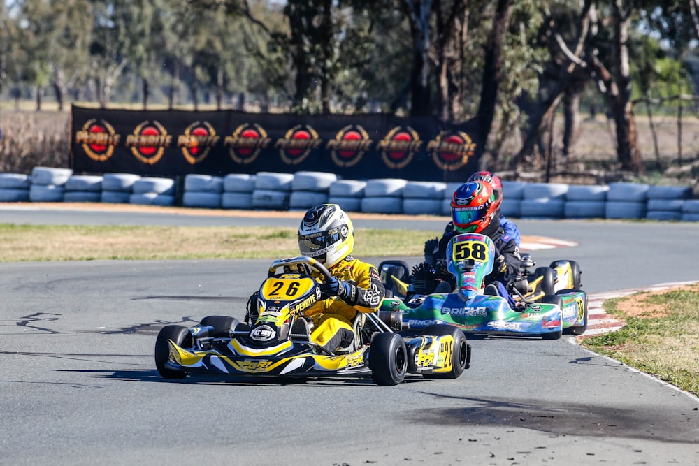 Dois karters correndo no autódromo